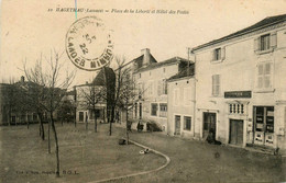 Hagetmau * La Place De La Liberté Et Hôtel Des Postes * Ptt * Commerces Magasins - Hagetmau
