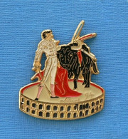 1 PIN'S //  ** NIMES FERIA '93 / ARÈNES MATADOR ET TAUREAU ** . (N'EMAUX) - Tauromachie - Corrida