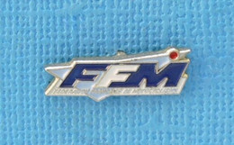 1 PIN'S //  ** FÉDÉRATION FRANÇAISE DE MOTOCYCLISME ** - Motos