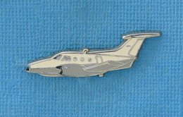 1 PIN'S //  **  JET PRIVÉ / BEECH KING AIR F90 IN MI / 1980 ** - Avions