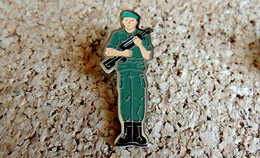 Pin's MILITARIA Armée De Terre - Soldat Au Garde à Vous 40 Mm - Peint Cloisonné - Fabricant Inconnu - Militaria