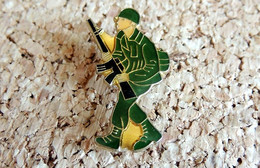 Pin's MILITARIA Armée De Terre - Soldat En Patrouille 32 Mm - Verni époxy - Fabricant Inconnu - Militaria