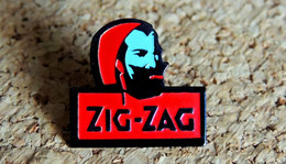 Pin's MILITARIA Armée De Terre - ZOUAVE - Publicité Papier Cigarettes ZIG-ZAG - Peint Cloisonné - Fabricant Inconnu - Militaria
