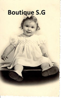 CP Photo Enfant Fille Bebe Robe Personne 14x9cm - Fotografia