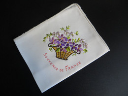 Pochette Ancienne Brodée Taille Mouchoir SOUVENIR DE FRANCE Panier De Fleurs Militaria ? - Format 22/22 - Fazzoletti