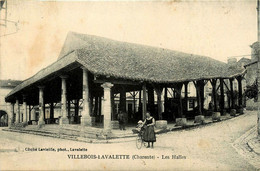 Villebois Lavalette * Vue Sur Les Halles * Halle * Villageois - Other & Unclassified