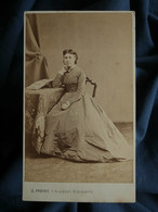 Photo CDV G. Prevot à Paris - Femme Assise, Pose Pensive Devant Albums Photos, Second Empire, Datée 27 Jan 1868 L562 - Oud (voor 1900)