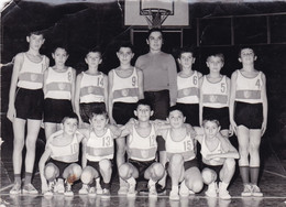Old Real Original Photo - Little Boys Basketball Team In Tank Tops Posing - Ca. 17.8x12.9 Cm - Anonieme Personen
