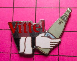 710e Pin's Pins / Beau Et Rare / THEME : BOISSONS / VITTEL EAU MINERALE BOUTEILLE MAIN DE SERVEUR - Boissons