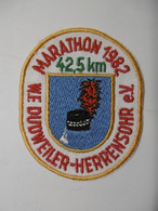 Ecusson Brodé Sport Athlétisme MARATHON 1982 42.5 Km W.F. DUDWEILLER HERRENSOHR E. V. ALLEMAGNE - Athlétisme