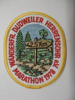Ecusson Brodé Sport Athlétisme MARATHON 1978 42.5 Km WANDERFR. DUDWEILLER HERRENSOHR E. V. ALLEMAGNE - Athlétisme