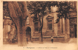 MARIGNANE - L'Hôtel De Ville Et Le Monument - Marignane