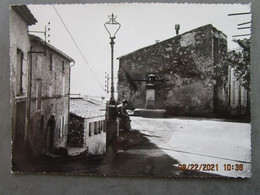 CP 84 Vaucluse ANSOUIS  Postée La Tour D'Aigues  Prés Pertuis  - La Rue Basse ,la Place Avec La Fontaine Du Village 1972 - Ansouis