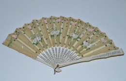 EVENTAIL ANCIEN PAPIER De SOIE PEINT MAIN PANACHE BOIS Guirlande Roses Vitrine Collection Vêtements Anciens - Fans