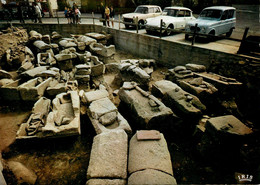 Néris Les Bains * CITROEN DS Et RENAULT 4L Automobiles * Le Cimetière Carolingien * Archéologie Fouilles - Neris Les Bains