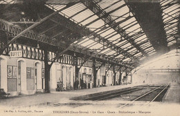 CARTE POSTALE ORIGINALE ANCIENNE : THOUARS LA GARE INTERIEURE MARQUISE QUAIS BUFFET ANIMEE DEUX SEVRES (79) - Stazioni Senza Treni