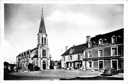 La Suze * La Place De L'église * Hôtel Du Commerce * Automobile Voiture Ancienne - La Suze Sur Sarthe