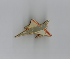 Pin's Armée / Avion Mirage (version Dorée Signée Drago) Longueur: 3,7 Cm - Militaria