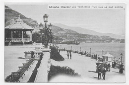 MONTE CARLO - LES TERRASSES AVEC KIOSQUE ET PERSONNAGES - VUE SUR LE CAP MARTIN - CPA NON VOYAGEE - Les Terrasses