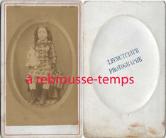 CDV Fillette Et Sa Poupée En Médaillon-jouet-photo Lecouturier - Oud (voor 1900)