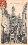 Amboise         37       Une Rue . Le Château . Horloge          (voir Scan) - Amboise