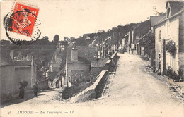 Amboise         37      Une Rue Et Les Troglodytes        (voir Scan) - Amboise