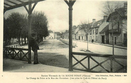 La Roche Posay * La Station Thermale * Le Champ De Foire Et La Rue Des Fontaines * Vue Prise Du Café De L'hôtel Du Parc - La Roche Posay