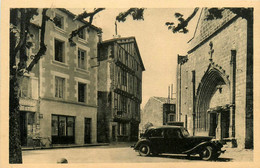 Lusignan Plage * La Place De L'église Et Vieille Maison De Bois * Automobile Voiture Ancienne - Lusignan