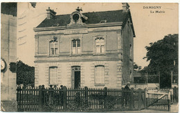 DAMIGNY - La Mairie - Petite Fente 1cm Bord Supérieur - Damigny