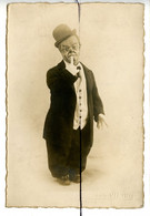 PHOTOGRAPHIE . Portrait D'un Clown Nain . Studio VLLENRY. - Personas Anónimos