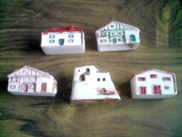 Lot Maisons Miniatures Blanches Décorées - Other & Unclassified