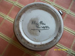 Très Belle Tasse Paul FOUILLEN Diamètre 9 Et Cms Hauteur 6cms TBE - Quimper/Henriot (FRA)