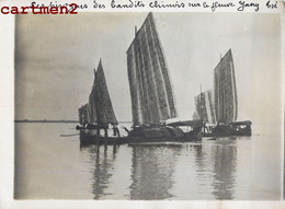 PHOTOGRAPHIE ANCIENNE CHINA LES PIROGUES DES BANDITS CHINOIS SUR LE YANG-TSE PIRATE GUERRE WAR CHINE OLD PHOTO MEURISSE - Chine