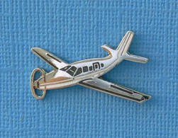 1 PIN'S //  ** AVION D'AFFAIRES / PIPER MATRIX, DE 6 PLACES ** - Avions