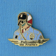 1 PIN'S //  ** PILOTE DE LA PATROUILLE DE FRANCE / L'ÉLITE DE L'ARMÉE DE L'AIR FRANÇAISE ** . (© LMI-PARIS) - Militaria