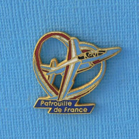 1 PIN'S //  ** ARMÉE DE L'AIR " ALPHAJET " VOLTIGE AÉRIENNE / PATROUILLE DE FRANCE ** . (© LMI-PARIS) - Militaria