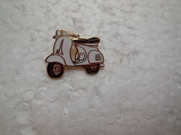 PIN'S VESPA SCOOTER BLANC ..BT21 - Motos