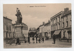 - CPA JONZAC (17) - Place De La République (belle Animation) - Edition Laroche N° 7 - - Jonzac