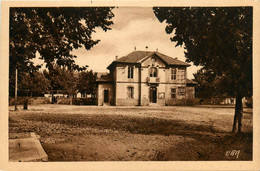 Ornaisons * La Place De La Mairie Postes écoles * école Ptt - Sonstige & Ohne Zuordnung