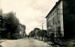 St Denis * La Rue Principale Du Village * Le Pensionnat * école - Autres & Non Classés