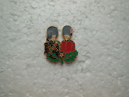 PIN'S Uniformes Garde Royale Par A.B.C.D..........BT21 - Militaria