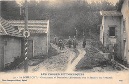 88-LA SCHLUCHT- GENDARMERIE ET DOUANIERS ALLEMANDS SUR LE SENTIER DU HOHNECK - Andere & Zonder Classificatie