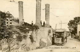 Nîmes * Vue Sur Les Trois Piliers Romains * Tramway Tram - Nîmes