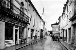 Matha * La Rue D'aulnay * Commerce Magasin " Au Jardin Fleuri " * Automobile Voiture Ancienne Citroën - Matha