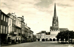 Marciac * La Place De L'hôtel De Ville * Le Clocher De L'église * Café - Sonstige & Ohne Zuordnung