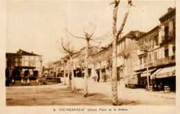 Vic Fezensac * La Place De La Mairie * Le Kiosque à Musique * Café - Vic-Fezensac