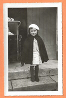 PHOTO ORIGINALE 8 MAI 1936 - PETITE FILLE MANTEAU CAPE ET BONNET - MODE FASHION - Anonieme Personen