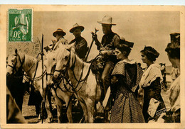 Camargue * Les Guardians Montés Sur Leurs Cavales Blanches * Fêtes Provençales * Femmes Du Pays En Costume - Arles