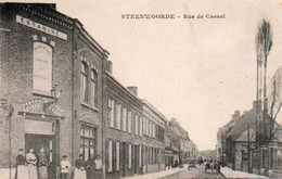 Steenworde  Rue De Cassel Bien Animée Estaminet Attelage Voyagé En 1918 - Steenvoorde