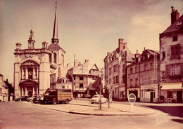 Saumur * La Place Et L'église St Pierre * Camion Ancien De Marque ? * Commerces Magasins * Automobiles - Saumur